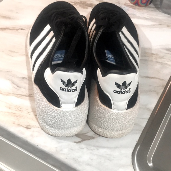 An adidas black designed white shoe, exactly what you see in the picture - Picture 4 of 5